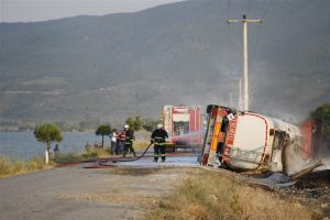 Bursa'da metanol yüklü tanker devrilip alev aldı