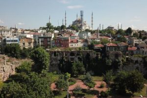 Bizans Sarayı'nı defineciler delik deşik etti