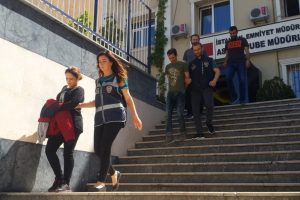 Tırnakçılık yapan İranlı çift yakayı ele verdi