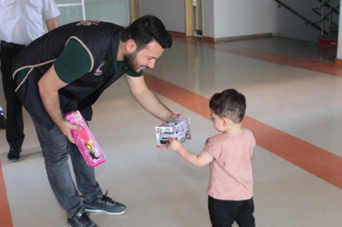 Polis, hasta çocukların yüzünü güldürdü