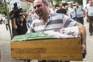 Elinde bebeğinin tabutuyla yürekleri yaktı