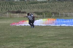 Bursa'da DOSTUM'un yamaç paraşütü kursu devam ediyor