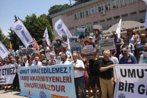 Rektörlük önünde ihraçlara tepki gösterdiler