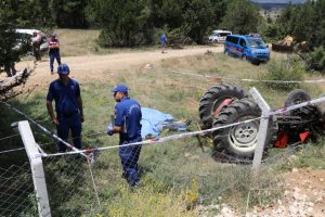 Burdur'da traktör devrildi: 2 ölü