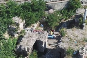 1600 yıllık Bizans Sarayı'nı defineciler delik deşik etti