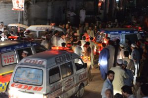 Pakistan'da canlı bombalı saldırı: 12 ölü