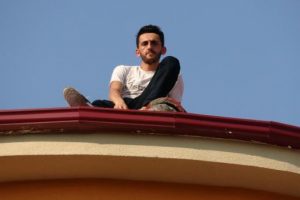 Evi için çatıya çıktı