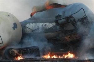 Petrol tankeri yolcu otobüsüne çarptı: 16 ölü
