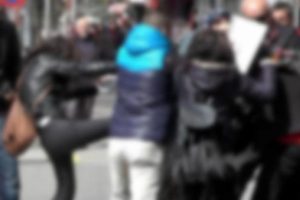 Sokak ortasında turistler tekme tokat birbirine girdi