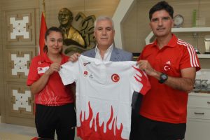 Bursalı şampiyon altın madalyayı Başkan Bozbey'e getirdi