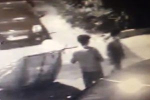 Oto galeriye dadanan hırsızlar kamerada