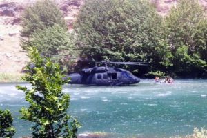 Pilot çocukları kurtarmak için nehre indi!