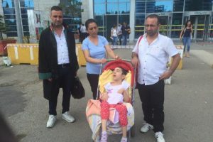3 yaşında felç olan Nisan'ın davasında 2 doktorun yargılanmasına başlandı