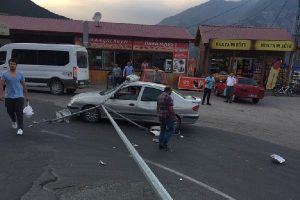 Aydınlatma direği otomobilin üzerine devrildi