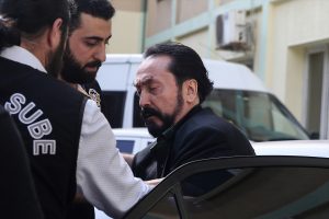Adnan Oktar kaçmaya çalışırken yakalandı!
