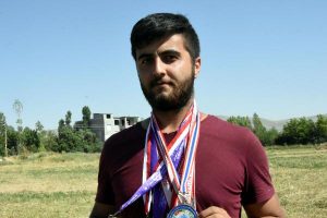 Dünya şampiyonu oldu, tarlada ot biçiyor