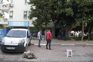 Türk bayrağını 2,5 metre uzunluğundaki direğiyle çaldılar!