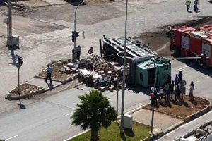 Devrilen kamyondaki tuğlalar tehlikeye saçtı