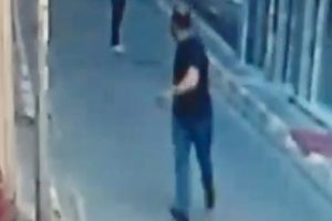 Genç kız laf atan tacizciyi tabancayla kovaladı