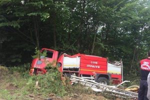 Yangına giden itfaiye aracı kaza yaptı: 3 yaralı