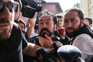 Adnan Oktar'ın evinde uzun namlulu silahlar ele geçirildi