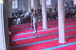 Camide namaz kılarken çantası çalındı