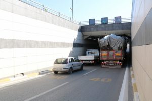 Hurda yüklü tır alt geçitte sıkıştı