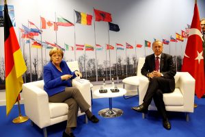 Erdoğan, Merkel ile baş başa görüştü!