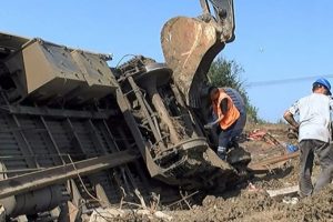 24 kişiye mezar olan vagonlar parçalanıyor
