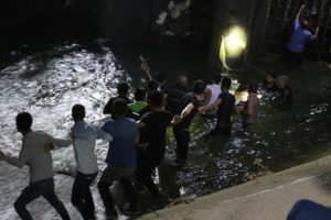 Cansız bedeni insan zinciri ile taşındı