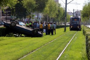 Takla atan otomobil tramvay yoluna girdi