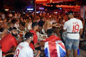 İngiliz taraftarlar önce sevindi sonra üzüldü