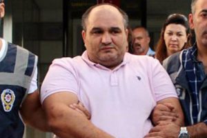 Karısını aldattığını duruşmada itiraf edip, böyle özür diledi