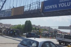 Kamyon dorsesi üst geçide takıldı