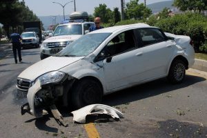 Beton bariyere çarpıp karşı şeride geçti