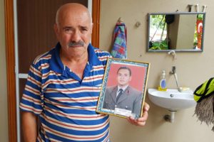 Şehidin evinden beratını ve fotoğraflarını çaldı