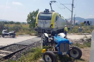 Tren, hemzemin geçitte traktöre çarptı