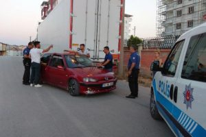 Polisten kaçarken kaza yapıp yakalandılar
