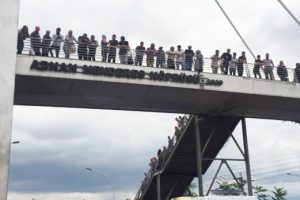 Genç kız üst geçitten atladı!