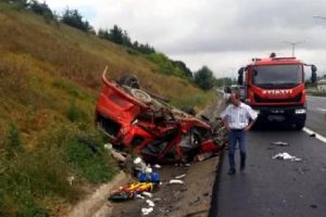 Otomobilin çarptığı hafif ticari araç takla attı