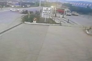 Bursa'da 3 kişinin yaralandığı zincirleme kaza güvenlik kamerasında