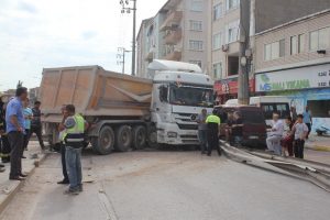 Kontrolden çıkan hafriyat kamyonu minibüsü altına aldı!