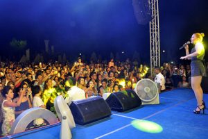 Ece Seçkin konserinde drone şov