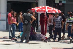 Yaralı kadını, şemsiye ile güneşten korudular
