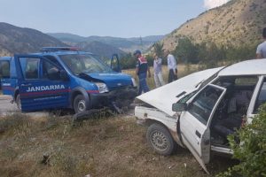 Askeri araç ile otomobil çarpıştı