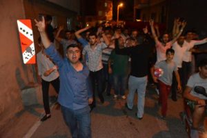 Bursa'da mahalleli engelli kardeşine tecavüz edeni öldüren Yusuf için toplandı
