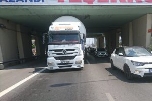 LPG yüklü tır köprüye sıkıştı!