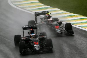 Fernando Alonso kararsız kaldı