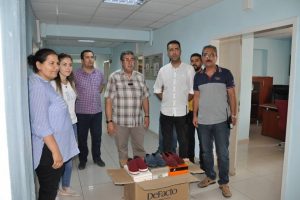 Gazeteci Akan'dan polise anlamlı hediye