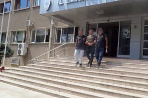 Firari cinayet zanlısı hırsızlık yaparken yakalandı